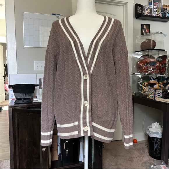 VS PINK Collegiate Cable-Knit Iced Coffee Oversized Cardigan NWT Small - Picture 8 of 10